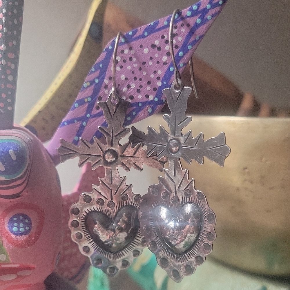 Artisan Silver Filigree Heart Miragro Dangle Earrings - Picture 3 of 7